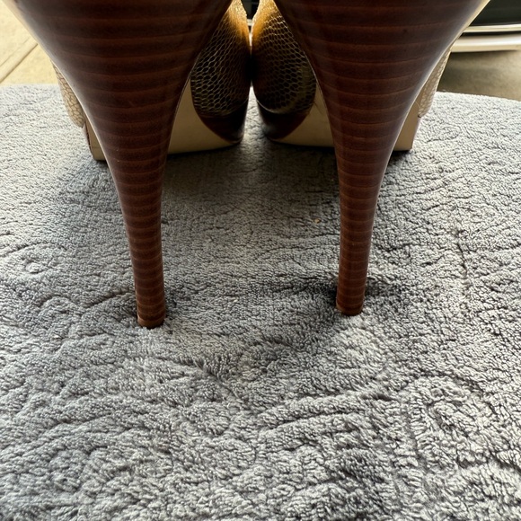 Michael Kors Gold Peep Toe Women's Shoes - Picture 3 of 8